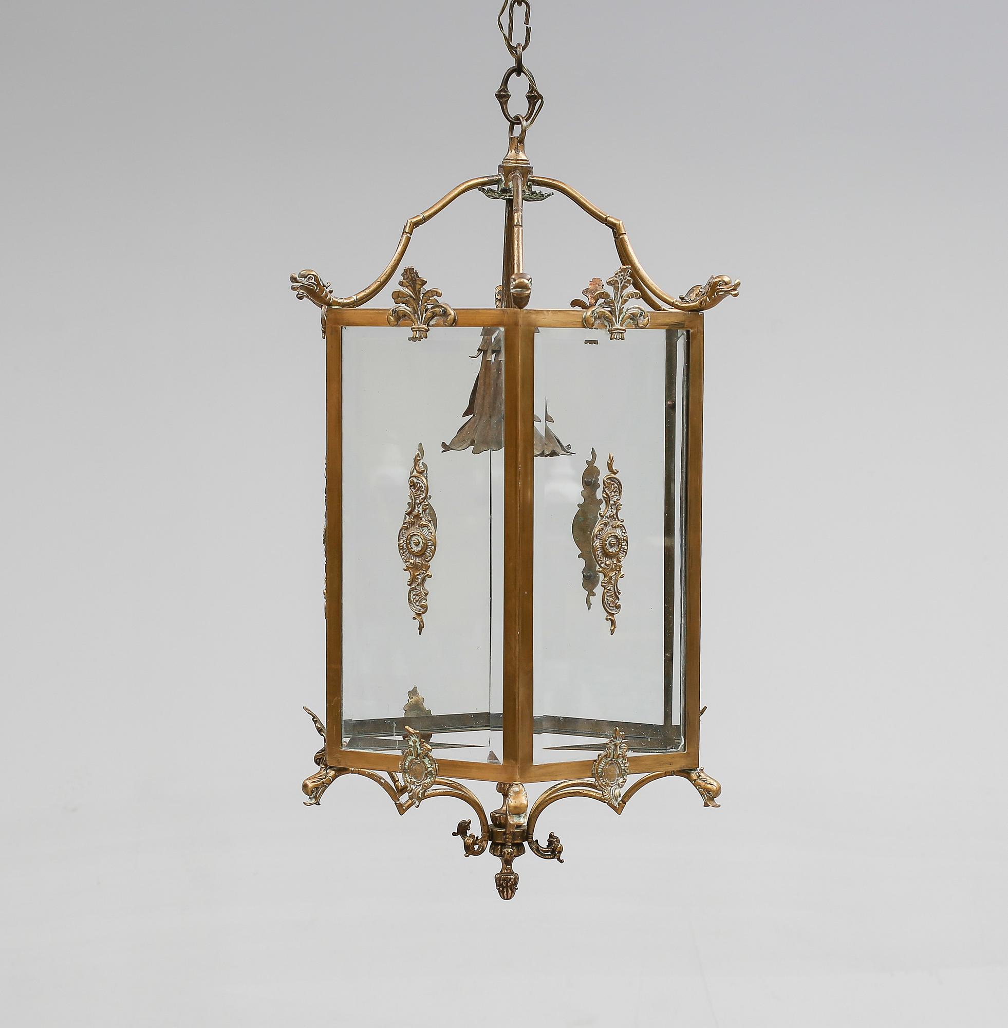TAKLYKTA, mässing, 1900-talets första hälft. Höjd ca 70 cm.