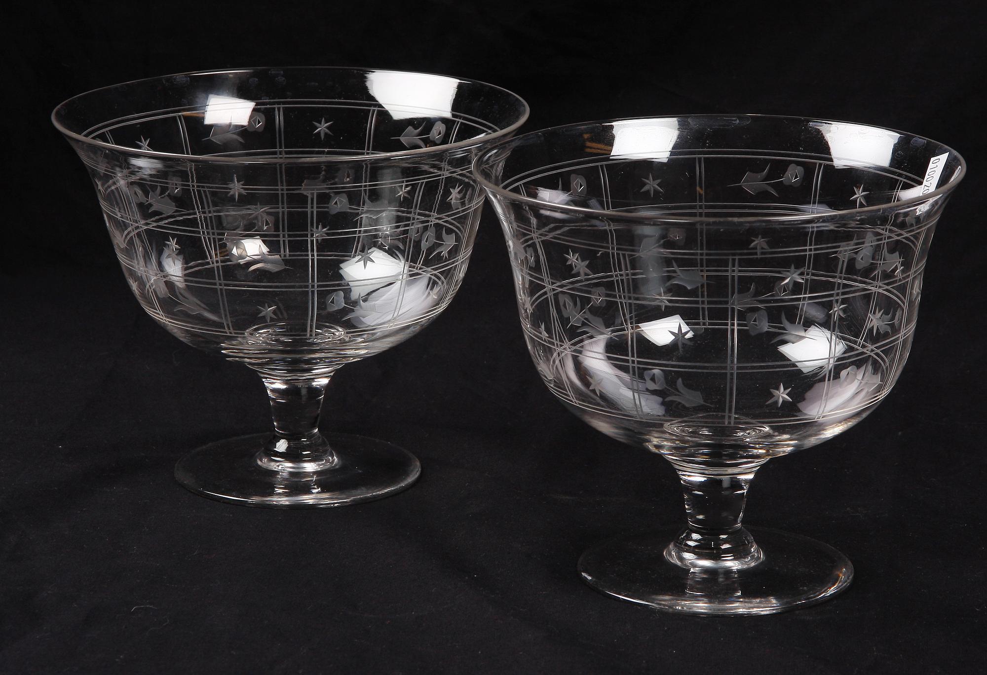 SKÅLAR på FOT, ett par, glas. 1900-tal.