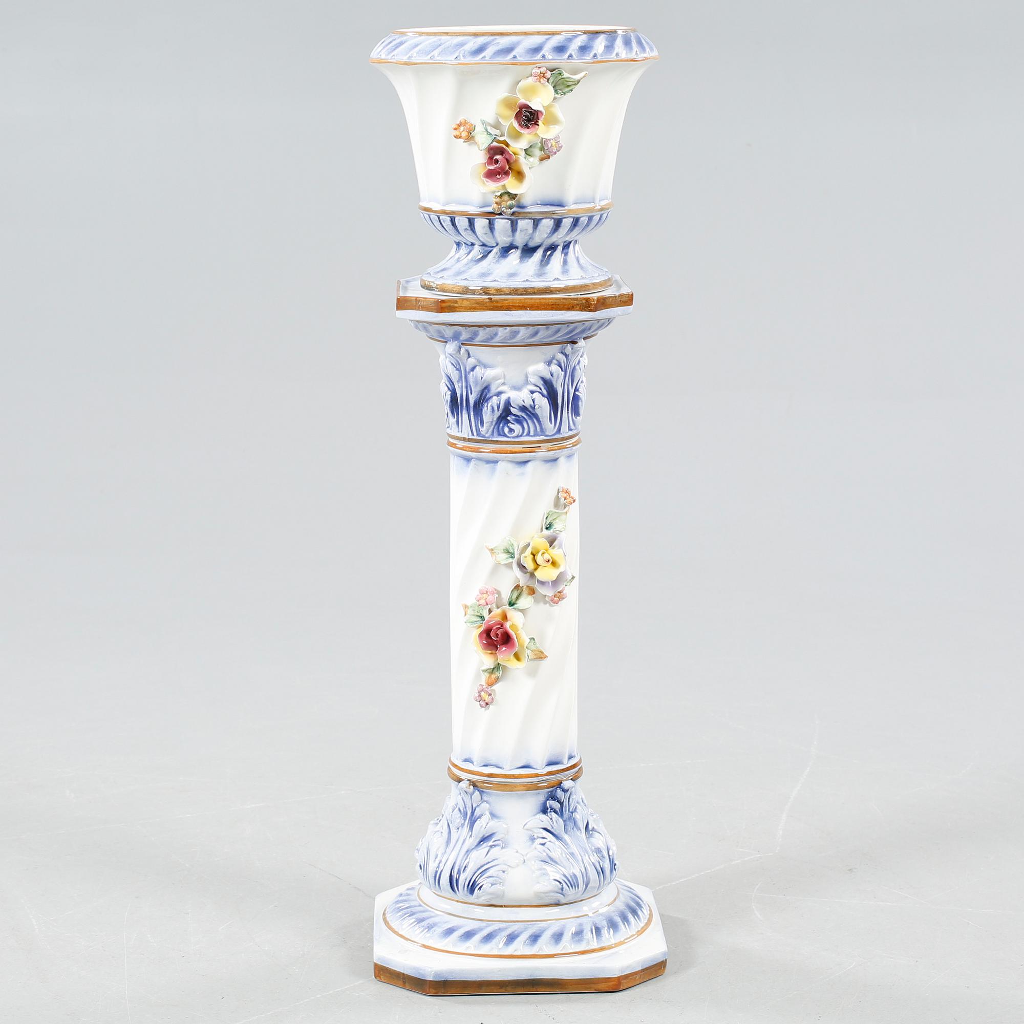 PIEDESTAL med YTTERFODER, porslin, Italien, 1900-talets andra hälft.