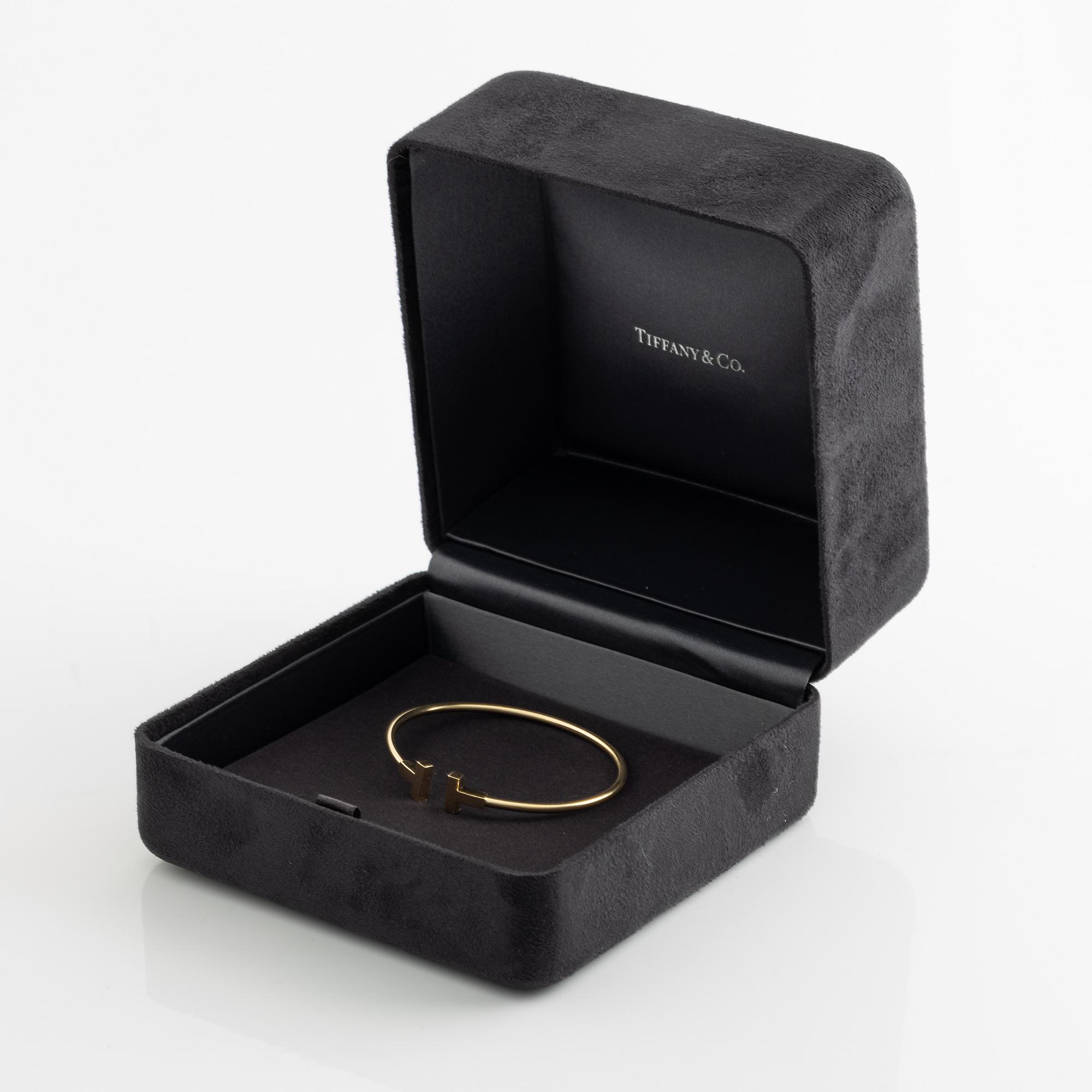 A Tiffany & Co 18K gold "T" bracelet.