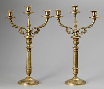 KANDELABRAR, ett par. Mässing. Empirestil, 1800-talets slut.