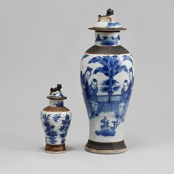 LOCKURNOR, 2 st, porslin, Kina, 1800-tal.