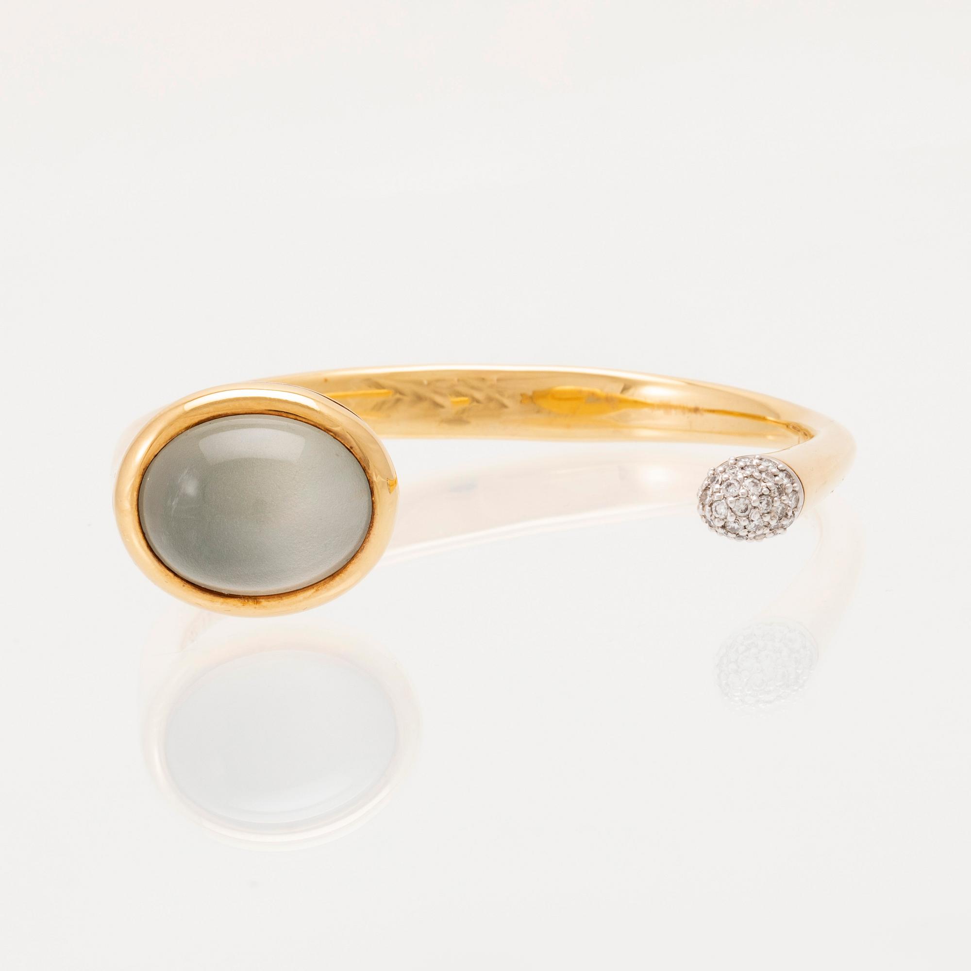 Ole Lynggaard, bracelet "Emeli" in 18K gold with a cabochon-cut moonstone and round brilliant-cut diamonds.