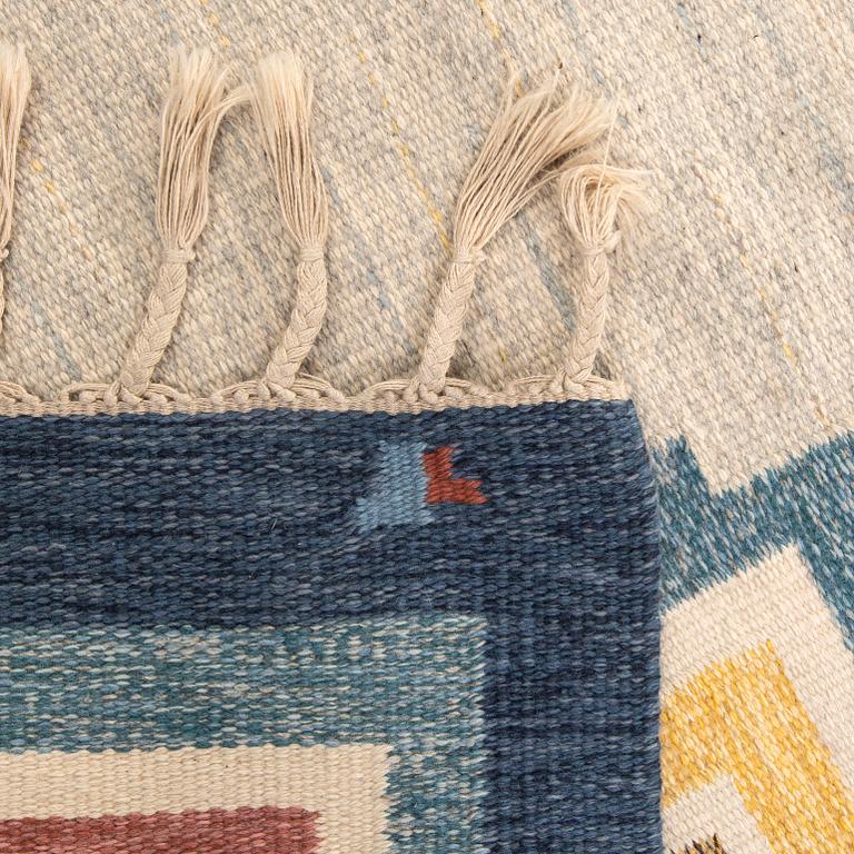 A Swedish flat weave carpet signed Erik Lundberg 245x168 cm.