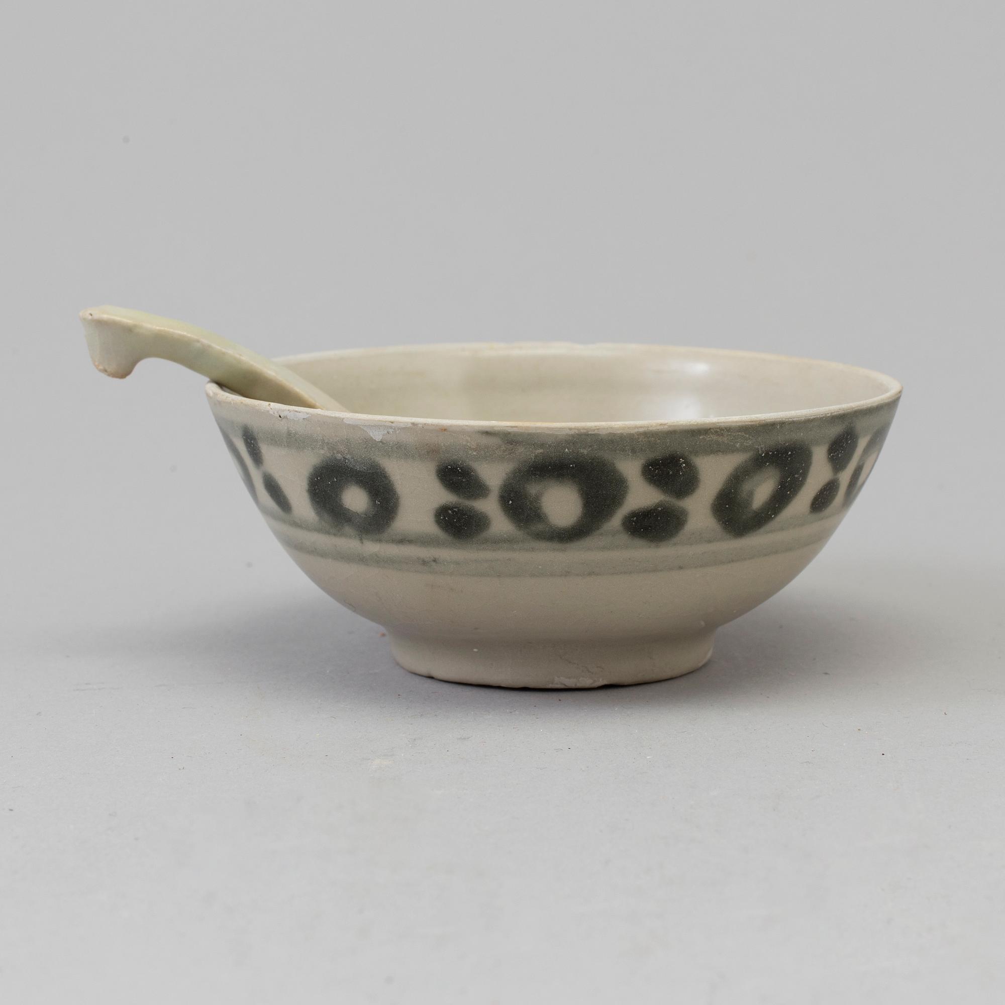 A blue and white bowl and ladle, Teksing Cargo, early 19th Centuyr.