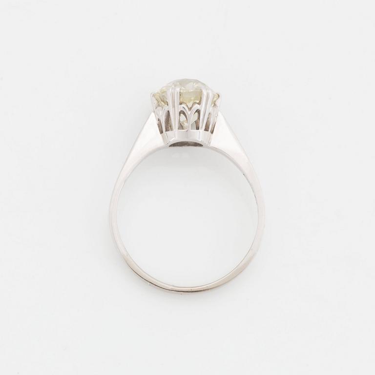 Ring 18K vitguld med en cushionformad gammalslipad diamant.