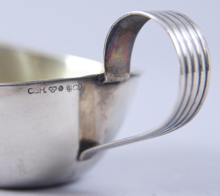 SOCKERSKÅL, GRÄDDKANNA samt BRICKA, silver, C.G Hallberg 1953,171g.