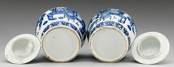 A pair of blue and white jar with cover, Qing dynasty.