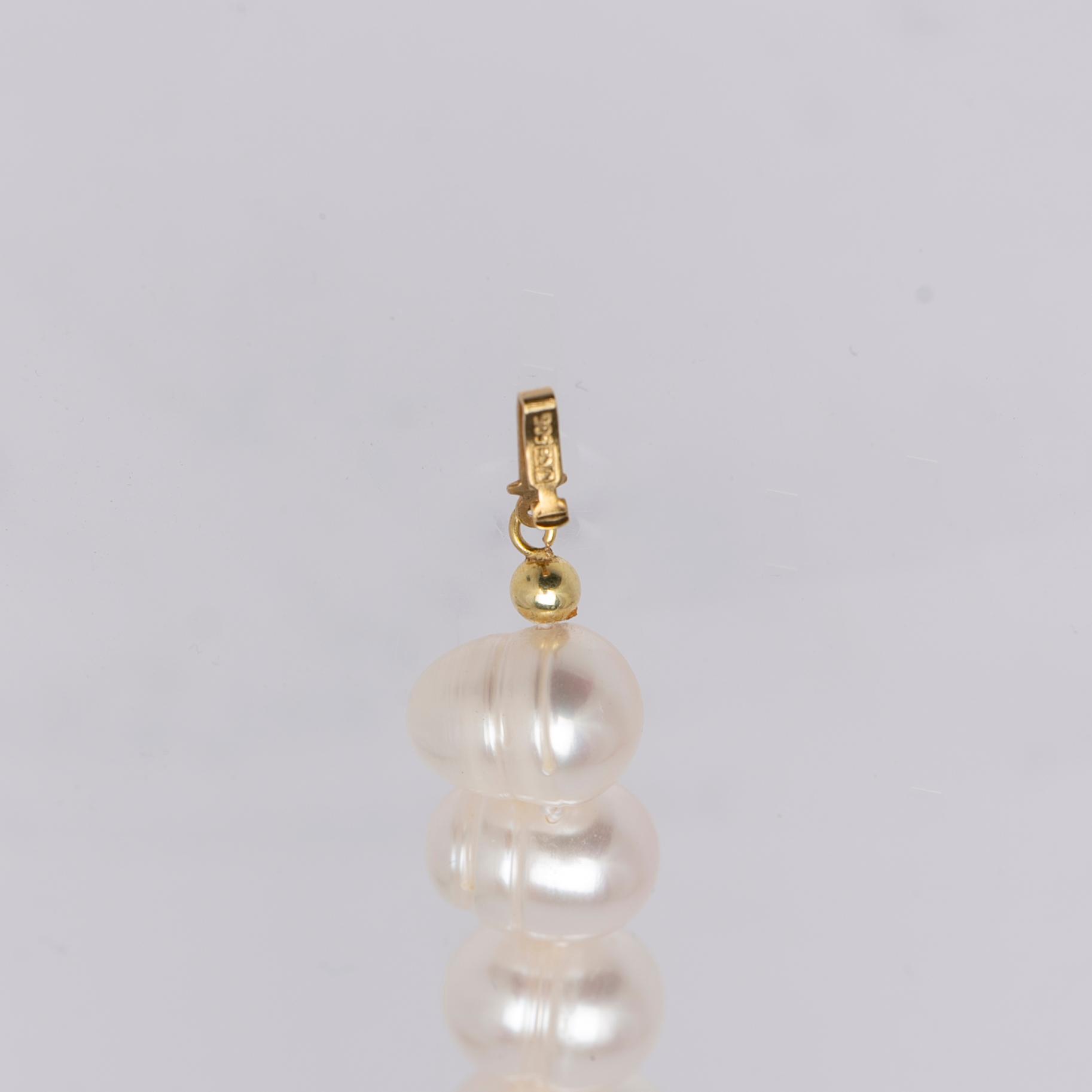 Necklace, cultured freshwater pearls and clasp 14K gold.