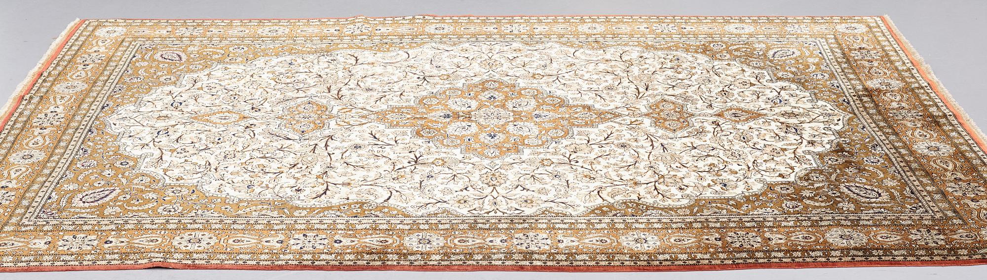 MATTA, semiantik silke Ghom, ca 269,5 x 179,5-182 cm (samt kortsidorna med 1 och 2 cm slätväv).