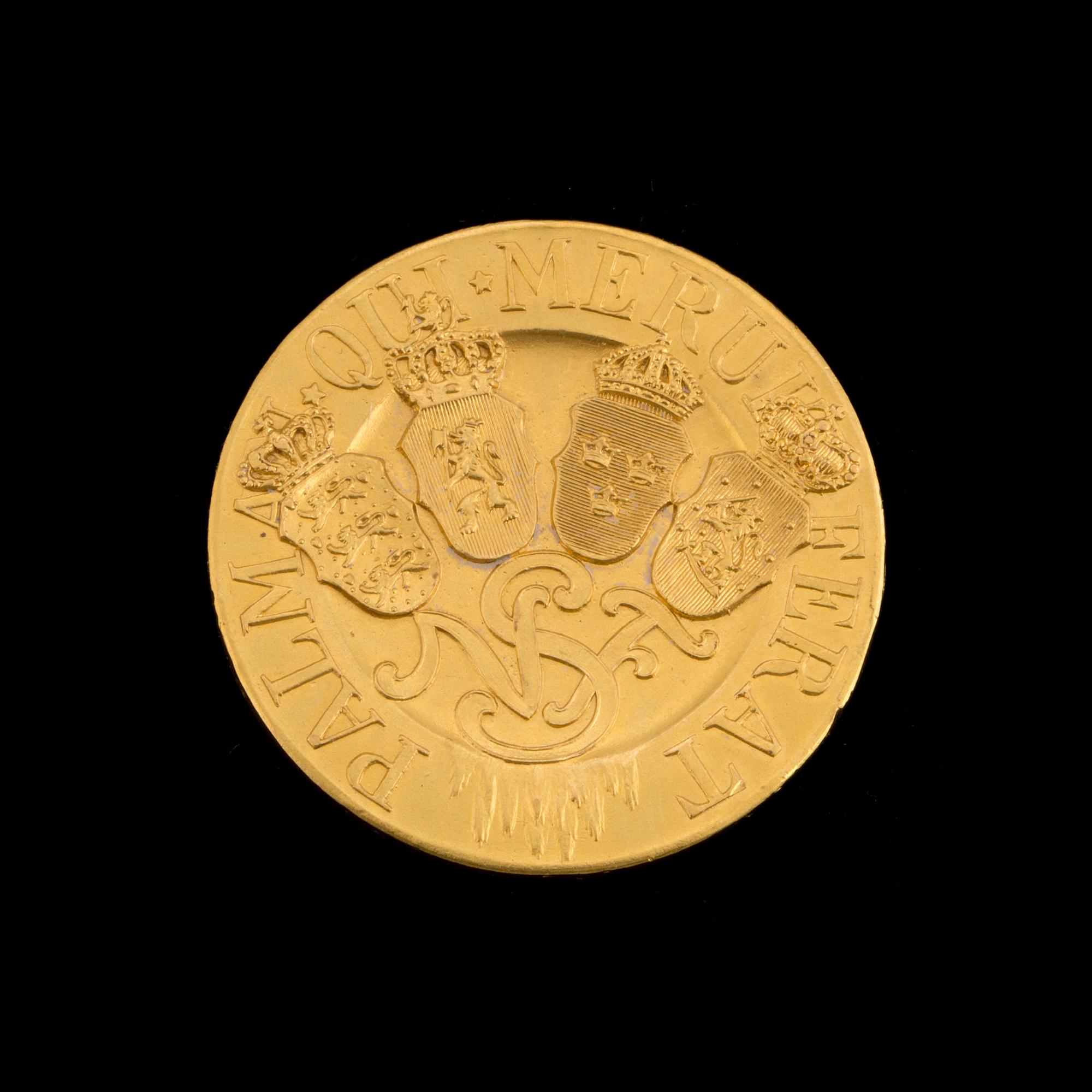 A 23 k gold medal "PALMAM
QUI MERUIT FERAT". Weight ca 21 grams.