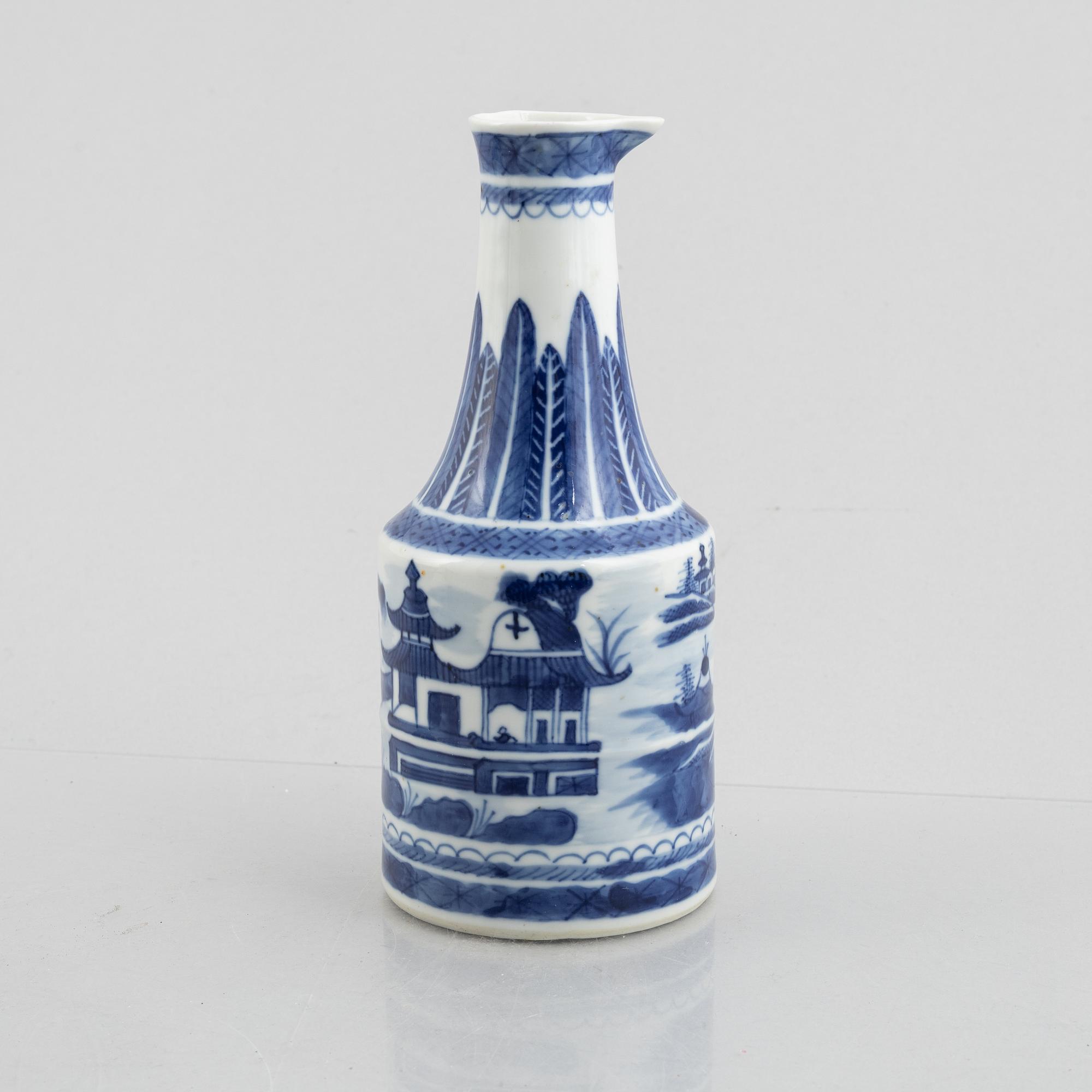 A blue and white bowl and bottle, China, Qing dynasty, 19th century.