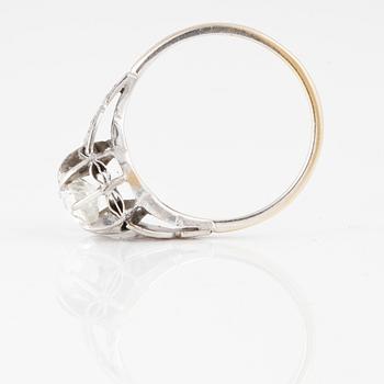 RING, med gammalslipad diamant.