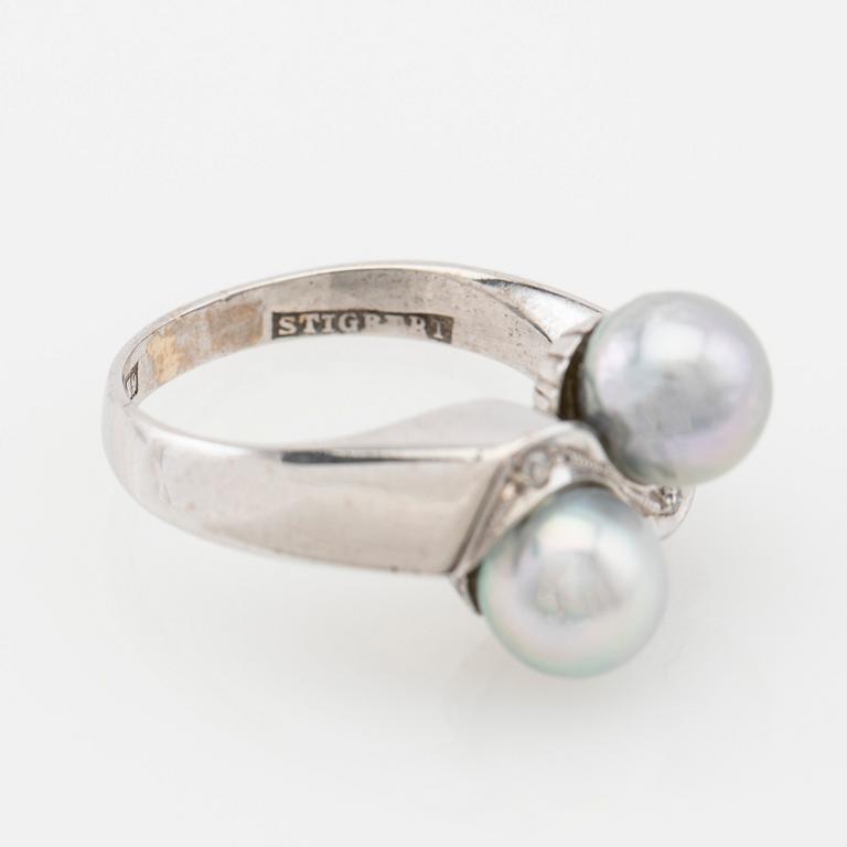 Ring, 18K white gold with cultured pearls and brilliant-cut diamonds.