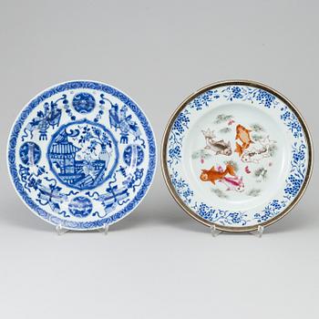 TALLRIKAR, två stycken, porslin. Qingdynastin, Kangxi (1662-1722) respektive Qianlong (1736-95).