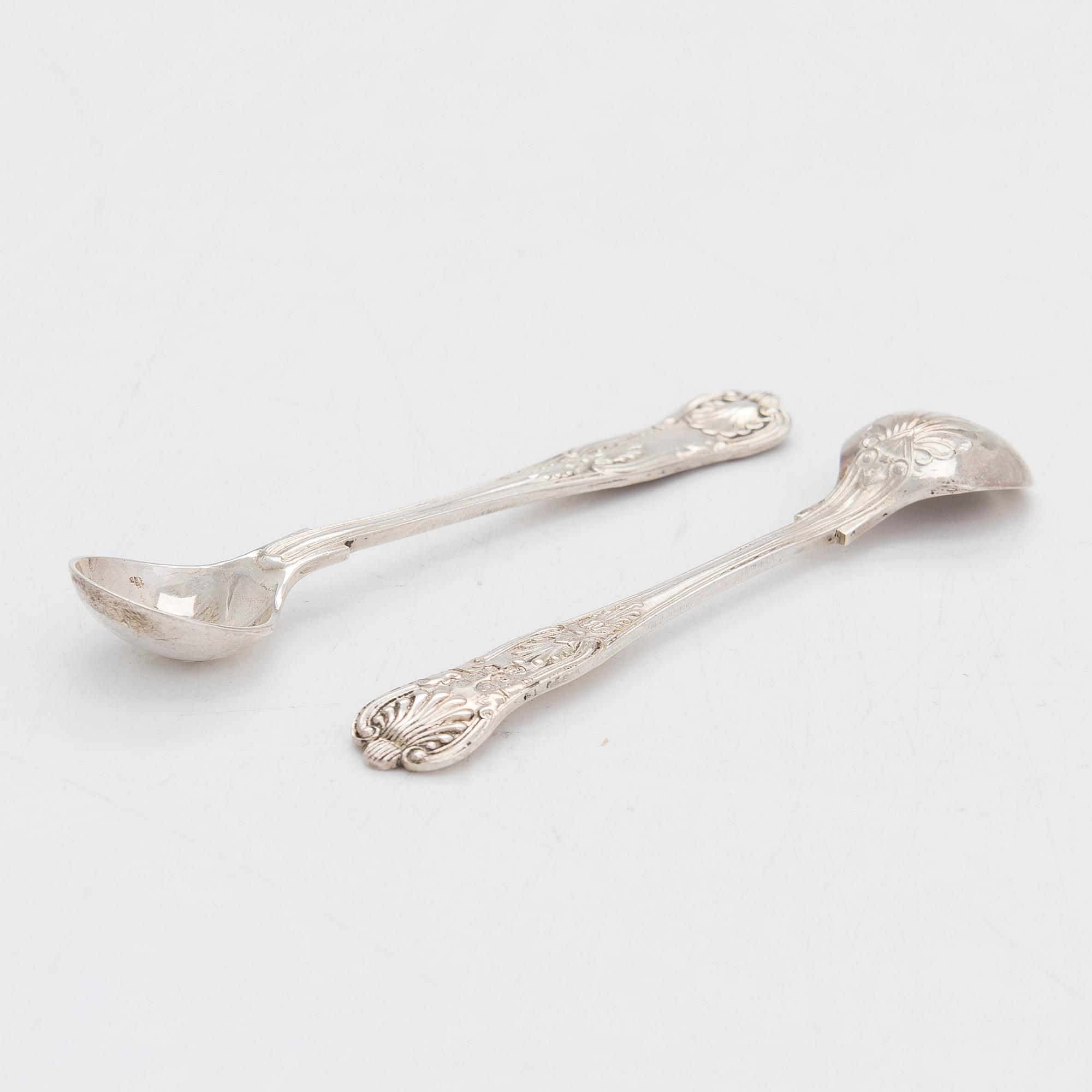 Fat, 2 st, silver, Italien och Tyskland, samt skål och ett par saltskedar, England, 1900-talets senare hälft.