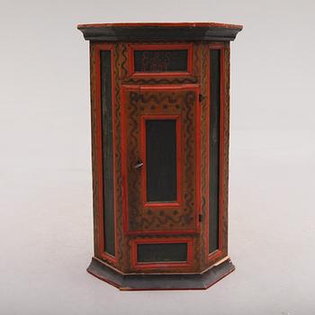 HÖRNSKÅP, allmoge, 1800-talets första hälft.