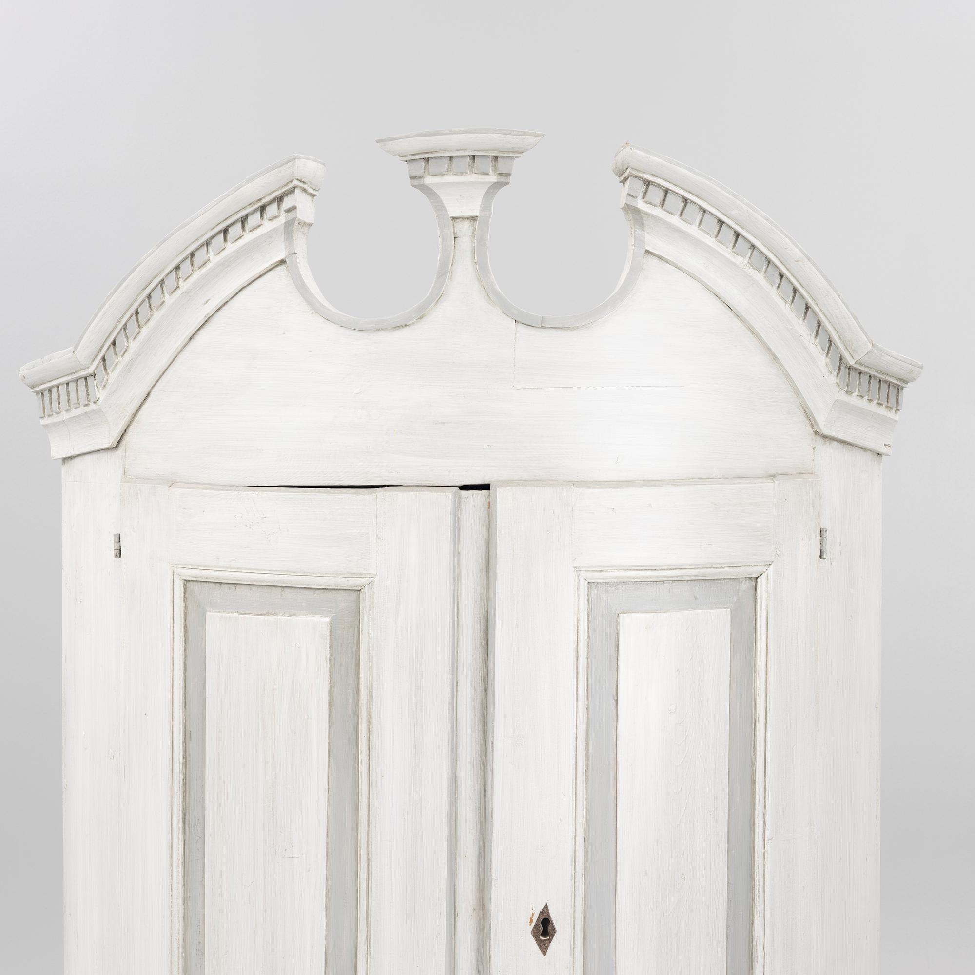 Corner cabinet, 18th century.