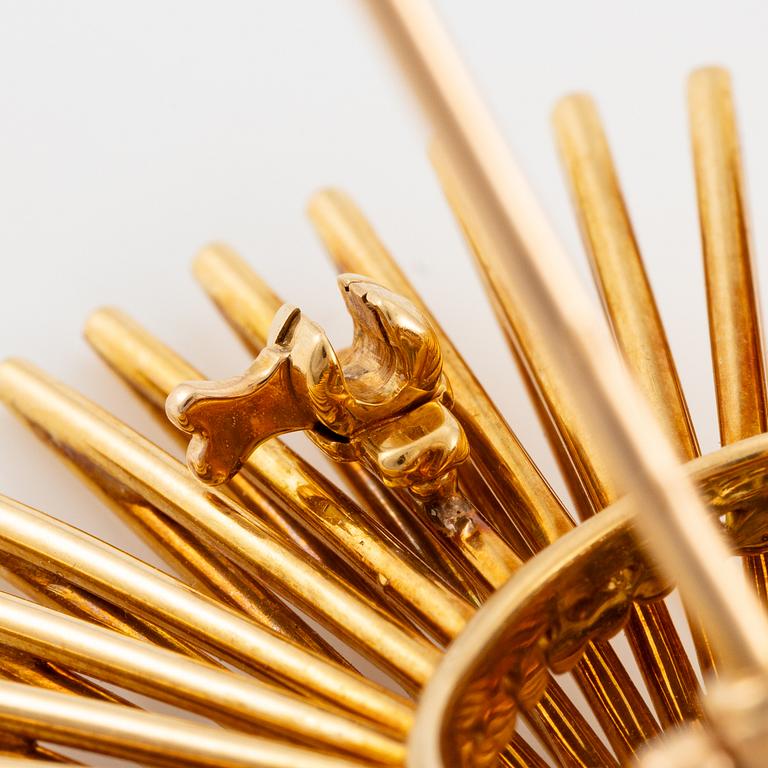 A Van Cleef & Arpels brooch in 18K gold with round brilliant-cut diamonds.