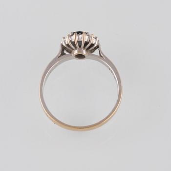 RING, 18K vitguld med blå safir samt briljantslipade diamanter.Vikt 3,5 gram.