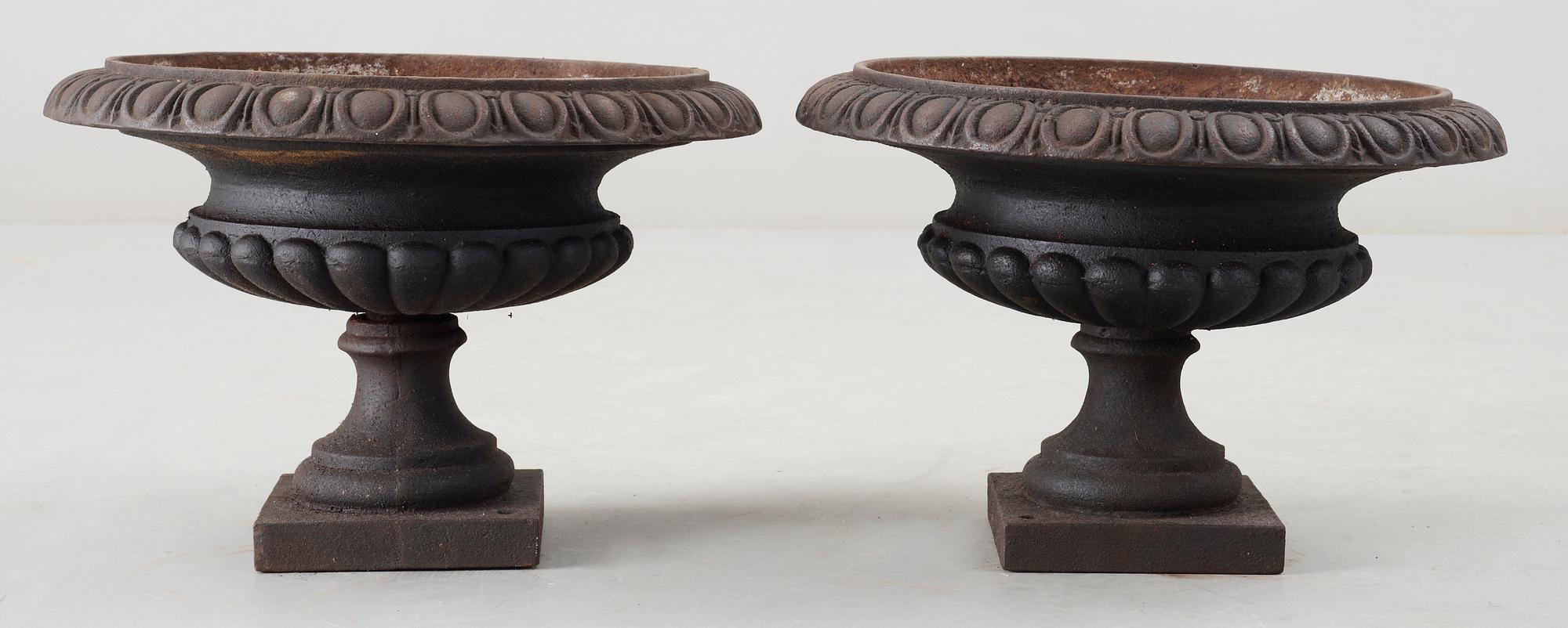 TRÄDGÅRDSURNOR, ett par, gjutjärn, omkring 1900.