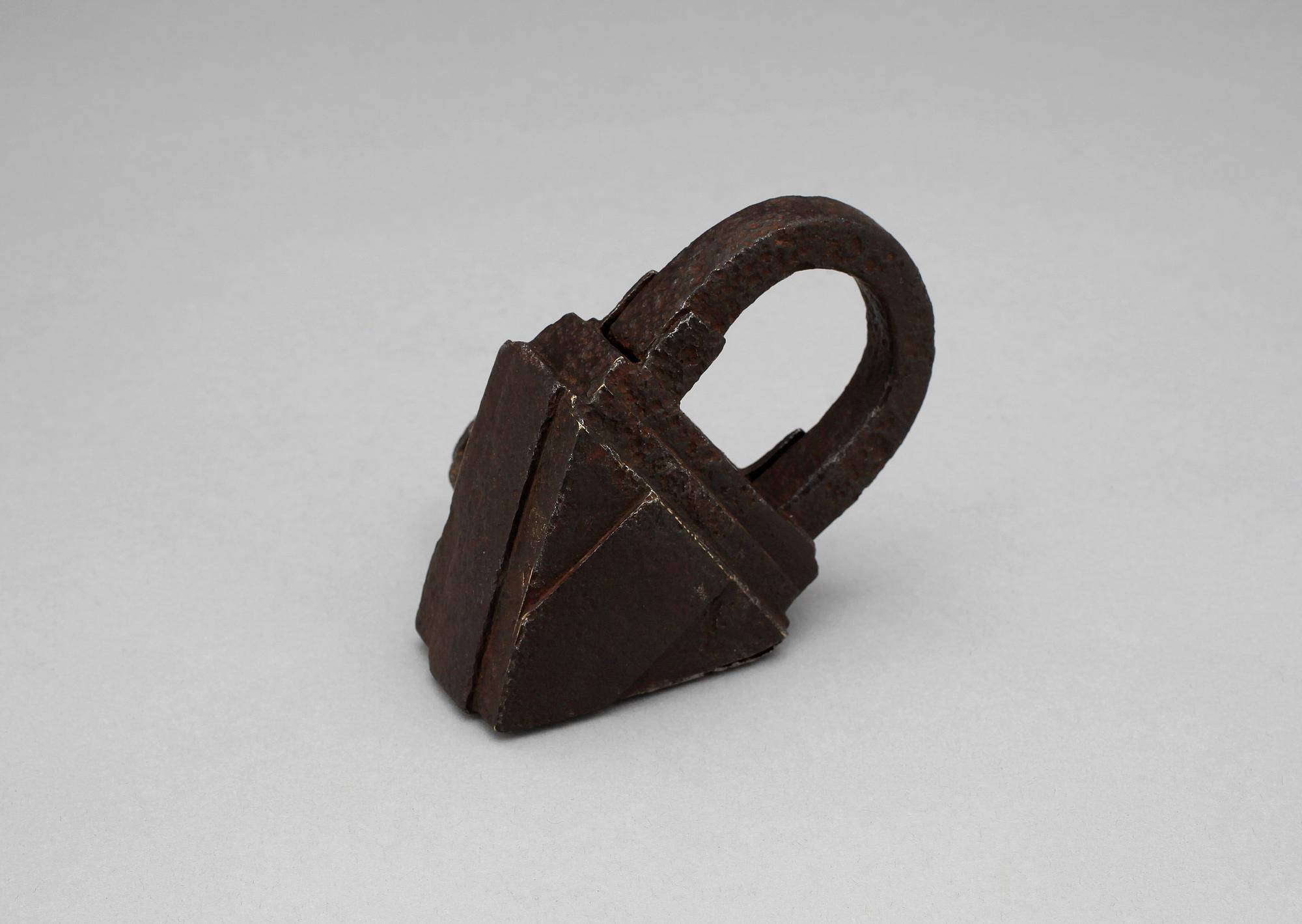 HÄNGLÅS, järn, gotiskt, trol 1400-tal.