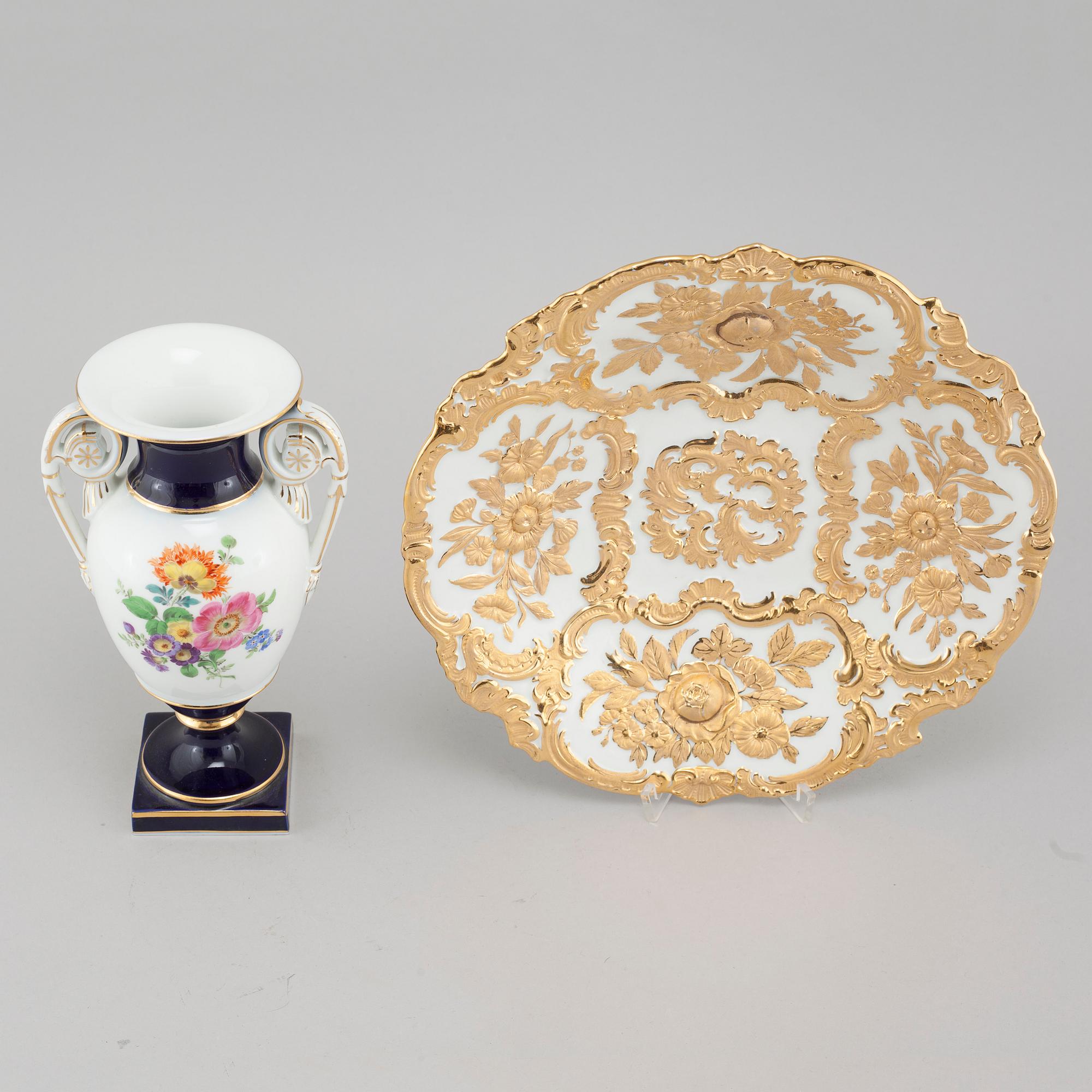 A porcelain vase and a serving dish from Meissen, 20th century.