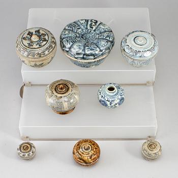 PARTI FÖREMÅL, åtta stycken, keramik. Sydostasien, troligen 1400-1600-tal.
