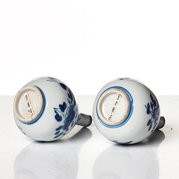 Miniatyrvaser, fyra stycken, samt vattendroppare, porslin. Qingdynastin, Kangxi (1662-1722).