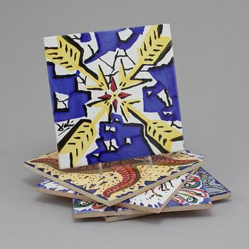 KAKELPLATTOR, 5 st, lergods, efter Salvador Dalí, signerade i trycket, 1900/2000-tal.