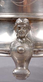 DRYCKESKANNA SAMT BÄGARE, 2 st, tenn, nyrenässans, Santessonska tenngjuteriet Stockholm, tidigt 1900-tal.