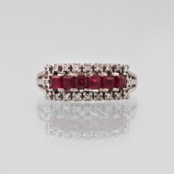 RING, 18K vitguld med 6 carréslipade rubiner och 20 åttkantslipade diamanter, engelska stämplar. Vikt 4,8 gram.