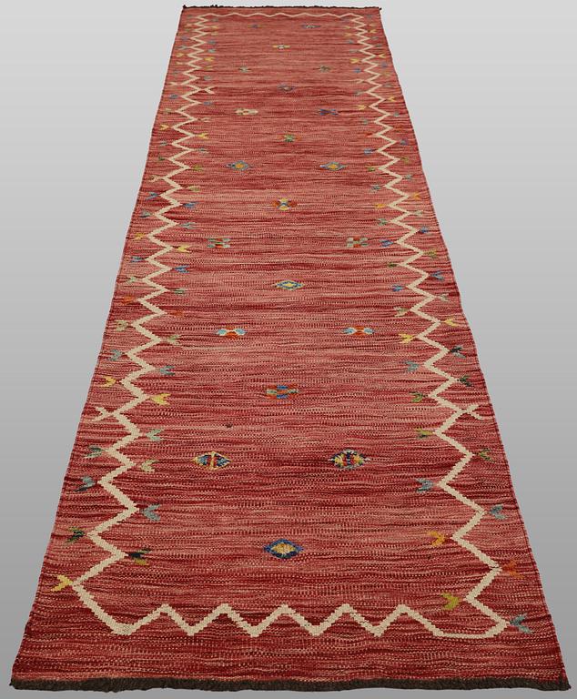 A Kelim runner carpet, 296 x 84 cm.
