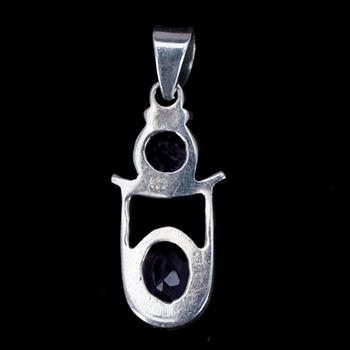 HÄNGE, silver med ametister samt RING, silver med lilafärgad sten.