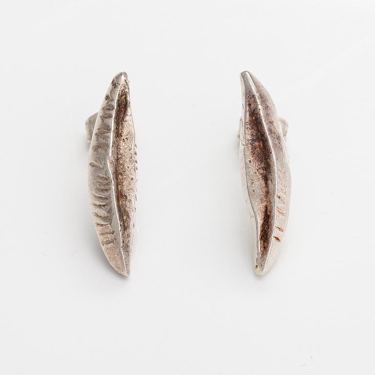 Marja Suna, Halsband och örhängen "Höstlöv", sterlingsilver. Kaunis koru/Kalevala Koru, Helsingfors 1999.