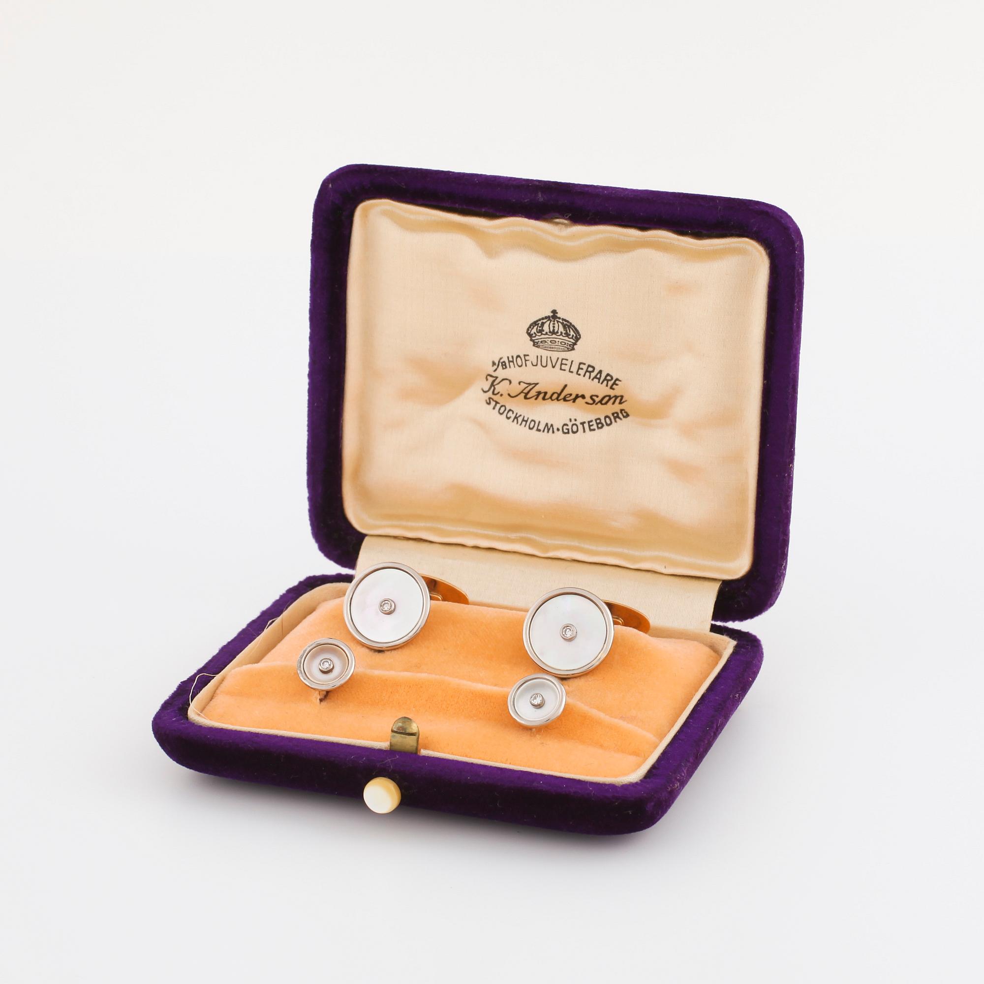 MANSCHETT- SAMT FRACKKNAPPAR, med pärlemor och åttkantslipade diamanter.