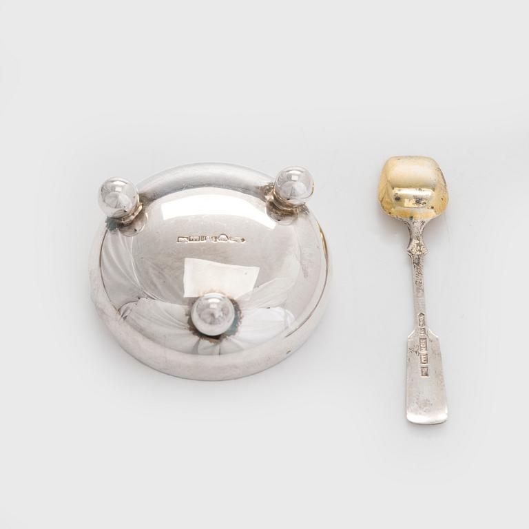 A set of two vases, a dish and a salt cellar with spoon, silver, Hämeenlinna and Helsinki 1929-52.