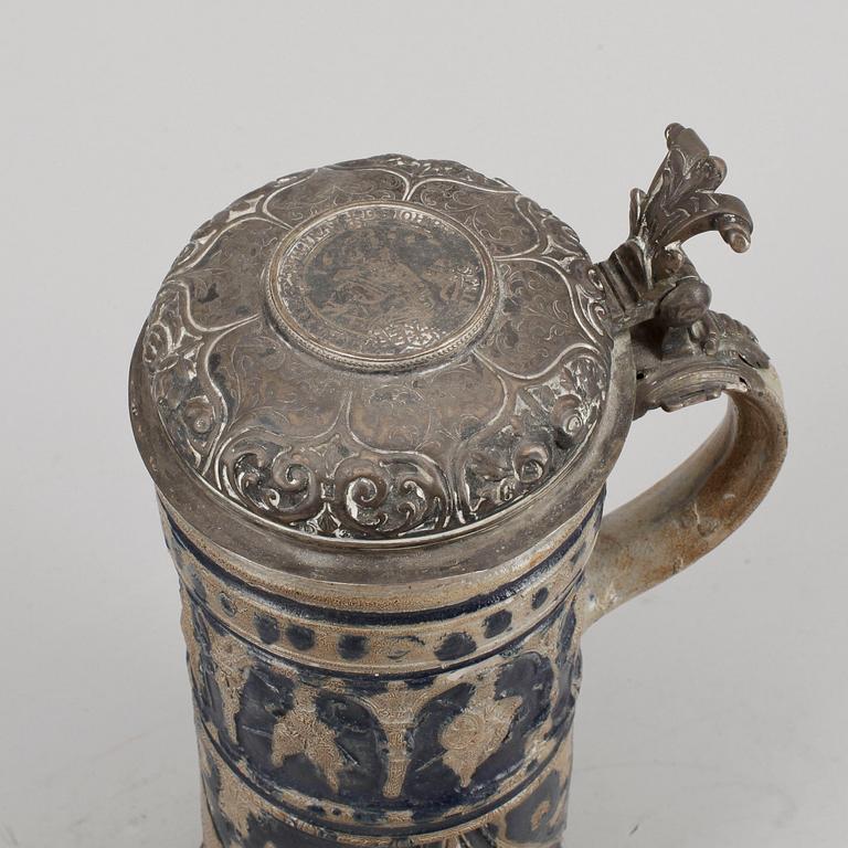 DRYCKESKANNA, saltglaserat stengods och silver, 1600-tal.
