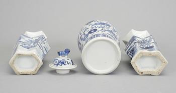 LOCKURNA samt VASER, 2 st, porslin, Kina. 1800/1900-tal.