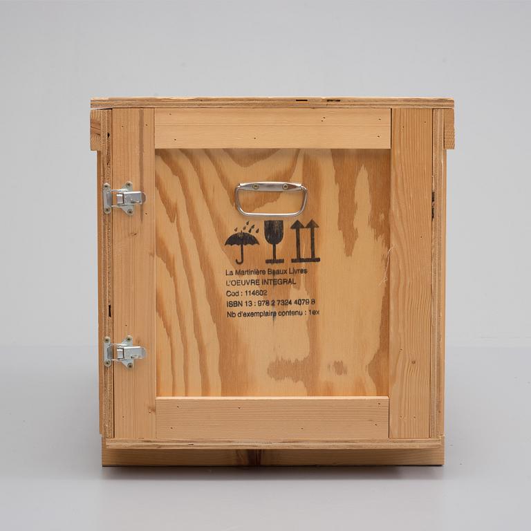 "YVES SAINT LAURENT. Haute Couture. L'OEUVRE INTÉGRAL 1962-2002". Ltd edition om 500 i specialtillverkad trälåda.