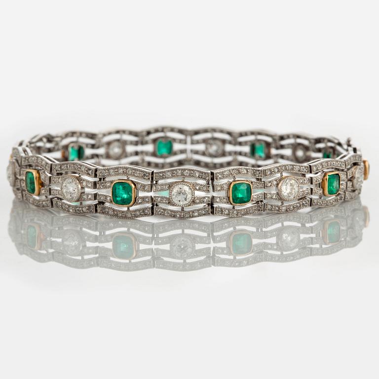 Armband med tio gammalslipade diamanter total vikt ca 2 ct samt fasettslipade smaragder.