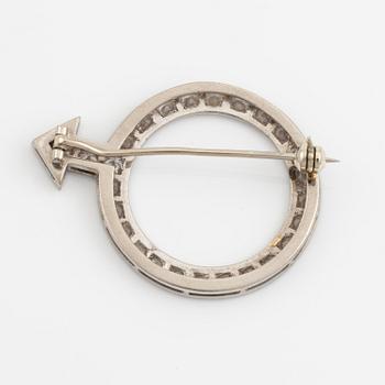 An 18K white gold brooch set with round brilliant-cut diamonds.