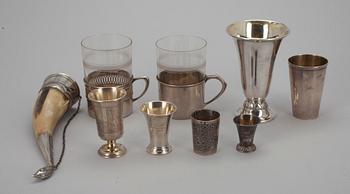 BÄGERE, DRYCKESHORN samt TEGLASHÅLLARE, silver, finska, svenska, ryska stämplar. 1900-talets början. Tot. vikt 566 g.