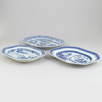 A set of three Chinese blue and white porcelain dishes, Qing dynasty, Qianlong (1736-1795) and Jiaqing (1796-1820).