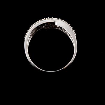 RING, 18k vitguld med briljant och baguettslipade diamanter,0.48 ct. Vikt 3,0 g.