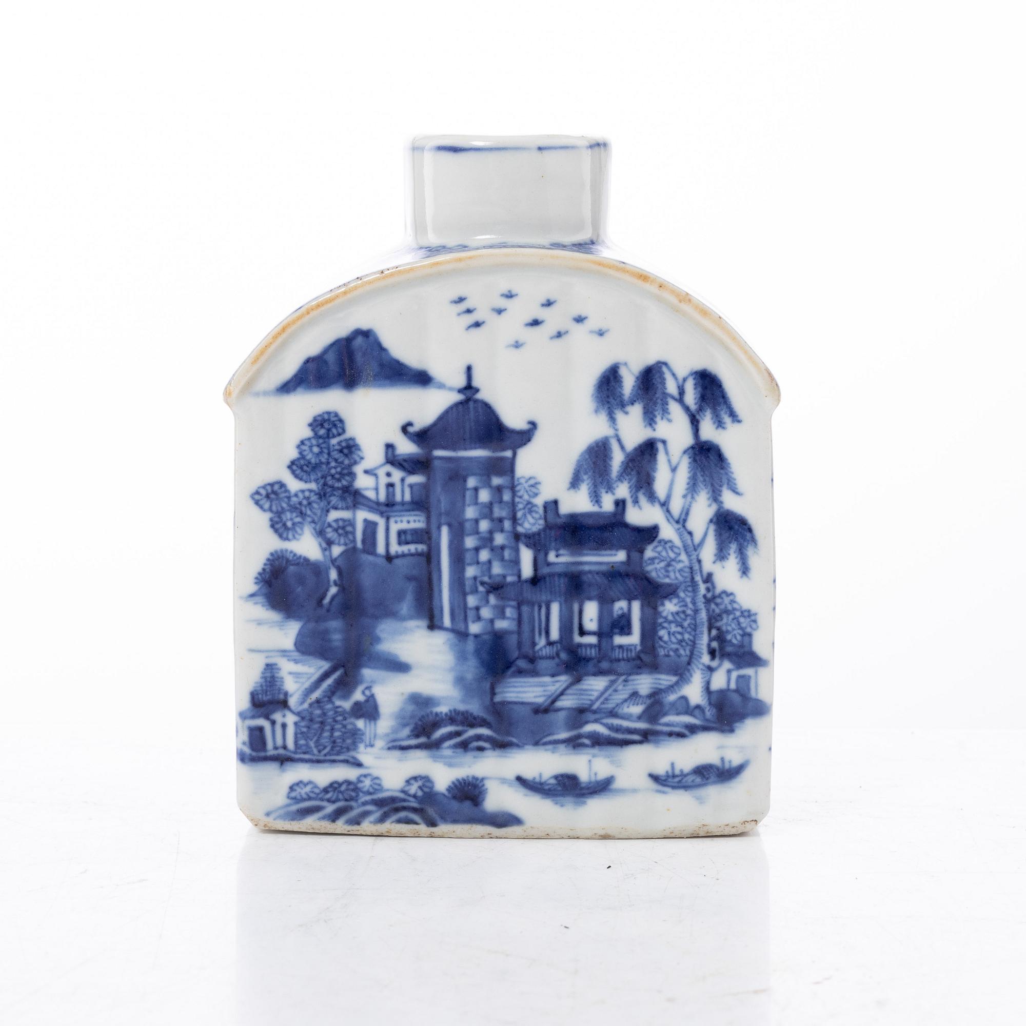 A blue and white tea caddy, Qing dynasty, Qianlong (1736-95).