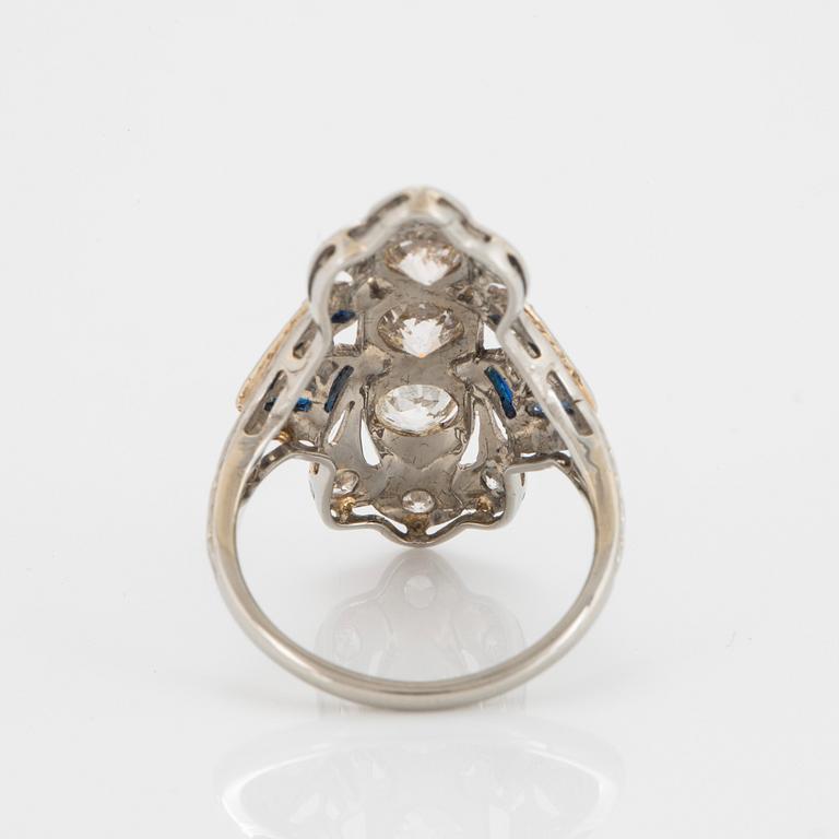 Ring 18K vitguld med gammalslipade diamanter total vikt ca 1.30 ct samt safirer, sannolikt syntetiska.