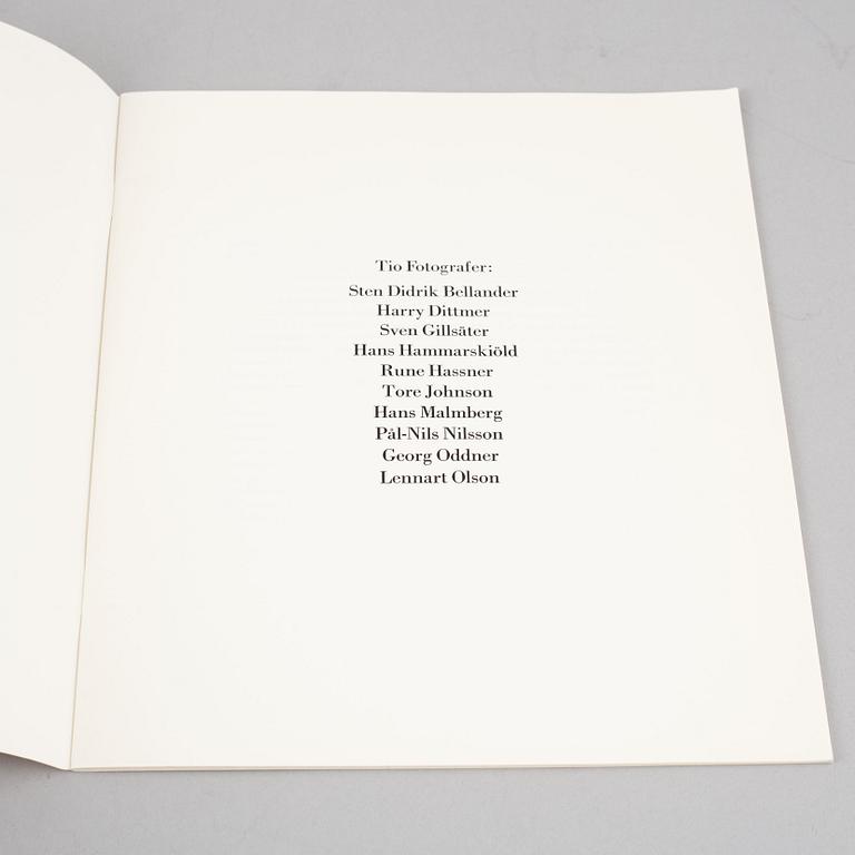 Tiofoto, 2 böcker samt 4 kataloger, några med dedikation.