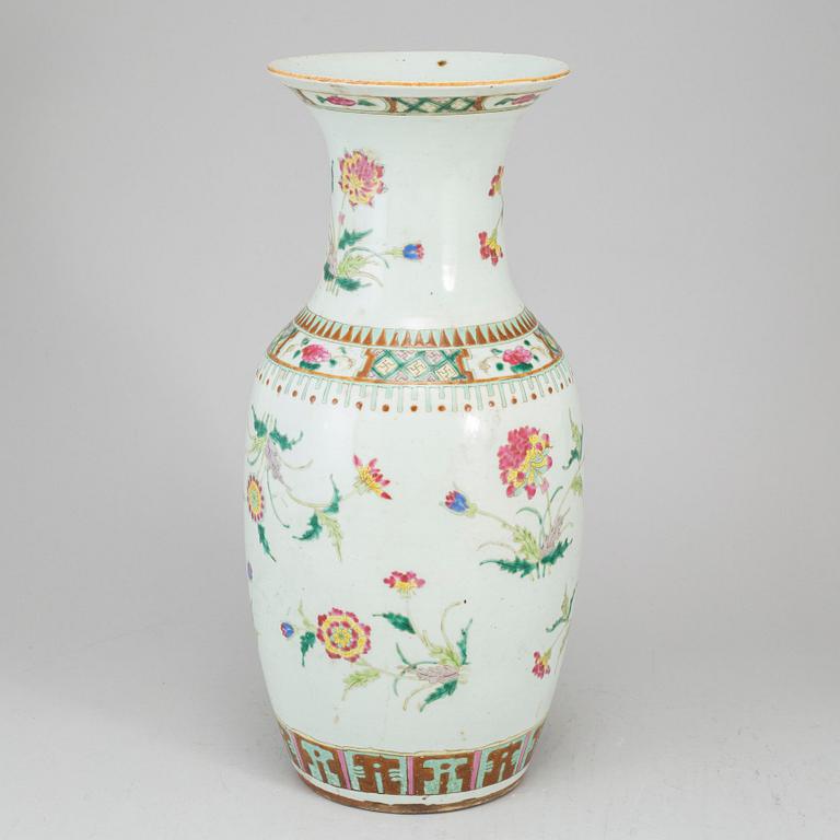 A famille rose vase, Qing dynasty, late 19th century.