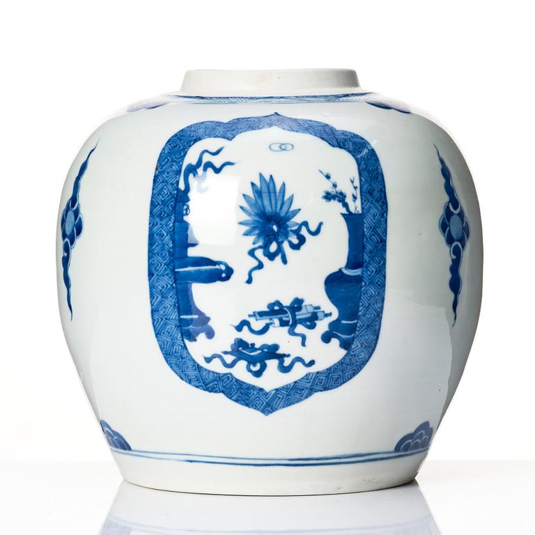 A blue and white jar, Qing dynasty, Kangxi (1662-1722).